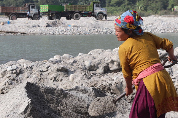 ‘त्रिशूलीको किनारमा बालुवा चाल्नेहरू...!’